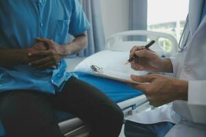 médico y paciente que se discute Actual salud examen mientras sentado a el escritorio en clínica oficina, de cerca. medicina concepto. foto