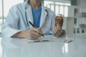 médico y paciente que se discute Perfecto salud examen resultados. simpático médico es explicando alguna cosa a joven mujer. medicina concepto foto