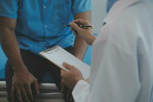 médico y paciente que se discute Perfecto salud examen resultados. simpático médico es explicando alguna cosa a joven mujer. medicina concepto foto