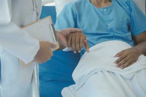 médico y paciente que se discute Perfecto salud examen resultados. simpático médico es explicando alguna cosa a joven mujer. medicina concepto foto