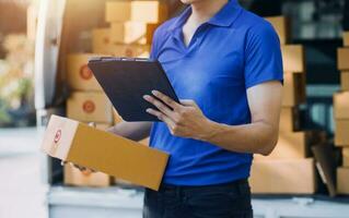 mujer de negocios puesta en marcha empresaria de pequeña empresa sme éxito. mujer independiente que trabaja en casa con entrega de paquetes en línea. concepto de entrega de pymes y embalajes foto