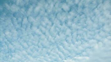 hermosa blanco nubes en el azul cielo para antecedentes foto