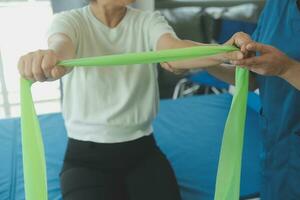 fisioterapeuta trabajando con paciente en clínica, de cerca foto