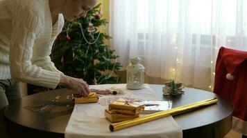 jovem senhora prepara Natal presentes para dela parentes video