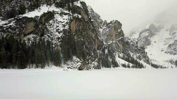 congelado el braies lago en sur Tirol en Italia video