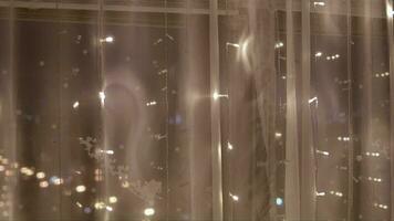 Weihnachten Ornamente und Licht reflektiert auf das Fenster beim Nacht hinter transparent Vorhang video
