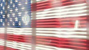 bandera de Estados Unidos es colgando a celosía ventana. amplio ángulo video