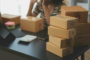 mujer de negocios puesta en marcha empresaria de pequeña empresa sme éxito. mujer independiente que trabaja en casa con entrega de paquetes en línea. concepto de entrega de pymes y embalajes foto