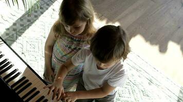 zus en broer vervelend gewoontjes kleren Bij huis spelen piano samen video