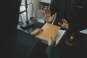 abogado masculino que trabaja con papeles de contrato y mazo de madera en tabel en la sala del tribunal. justicia y derecho, abogado, juez de la corte, concepto. foto