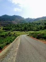 camino de ripio a través del campo y las montañas foto