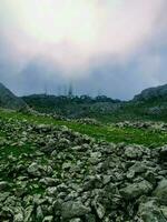 montaña gorghiz pico abrazando el nubes foto