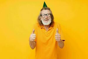 antiguo hombre vistiendo lentes verde gorra en su cabeza fiesta emociones aislado antecedentes foto