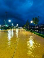 un húmedo y triste noche en el público parque foto