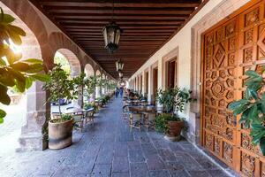 méxico, morelia atracción turística coloridas calles y restaurantes en el centro histórico foto