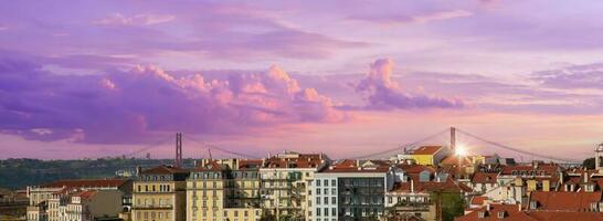 Lisboa, punto de referencia suspensión 25 de abril puente terminado tajo saqueador cerca Belem torre foto