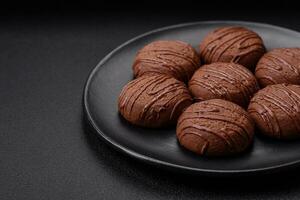 delicioso dulce chocolate galletas en un negro cerámico plato foto