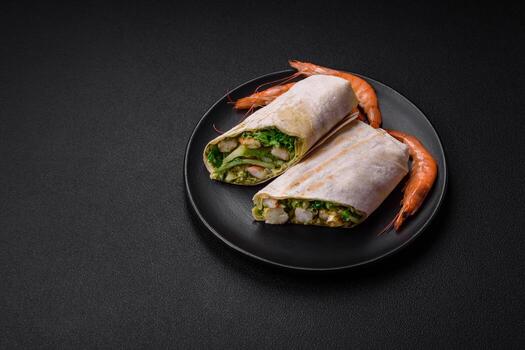 delicioso Fresco rodar con camarones, Tomates, lechuga y Pepino en Agave un pan foto