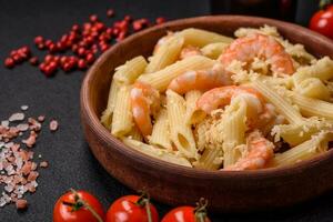 delicioso Fresco penna pasta con camarón, salsa, queso, sal y especias foto