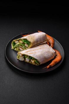 delicioso Fresco rodar con camarones, Tomates, lechuga y Pepino en Agave un pan foto