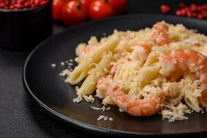 delicioso Fresco penna pasta con camarón, salsa, queso, sal y especias foto