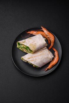 delicioso Fresco rodar con camarones, Tomates, lechuga y Pepino en Agave un pan foto