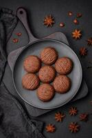 delicioso dulce chocolate galletas en un negro cerámico plato foto
