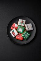 hermosa de colores Navidad pan de jengibre galletas para el diseño y decoración foto