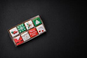 hermosa de colores Navidad pan de jengibre galletas para el diseño y decoración foto