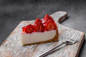 delicioso Fresco tarta de queso con fresas, jarabe y mascarpone queso foto