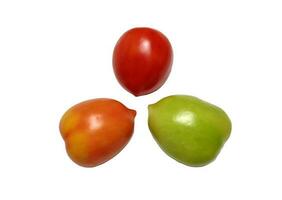 Tomates de diferente colores aislado en blanco antecedentes. el color varía dependiente en el la licenciatura de madurez. foto