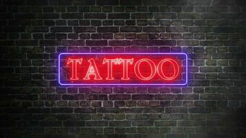 tatoeëren winkel neon echt uithangbord Aan bakstenen muur achtergrond. blauw kader neon en rood brieven. concept van winkelpui. realistisch symbool uithangbord van tatoeëren winkels. video