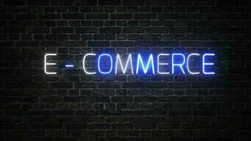 e-commerce neon echt uithangbord in wit en blauw neon kleuren Aan zwart steen muur achtergrond. video