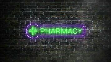 farmacia verde neon cartello su mattoni parete sfondo. farmacia logo lampeggiante. concetto di droga I negozi e farmaceutico aziende. illuminato neon simbolo di primo aiuto. video