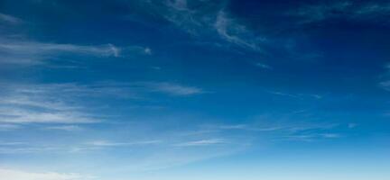 cielo azul con nubes foto