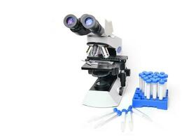 microscopio con equipo de laboratorio foto