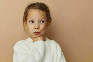 bonito joven niña para niños estilo emociones divertido aislado antecedentes foto