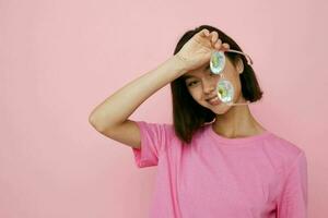 foto bonito niña en un rosado camiseta brillante Moda lentes aislado antecedentes