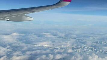 nube bohordo desde avión ventana en vuelo video