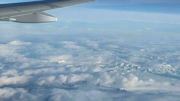 fenêtre vue des nuages dans le ciel tandis que en volant video