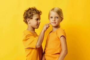 imagen de positivo chico y niña casual vestir juegos divertido juntos posando aislado antecedentes inalterado foto