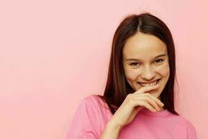 fotografía bonito mujer en un rosado camiseta casual ropa estilo de vida inalterado foto