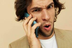 hermoso hombre hablando en el teléfono tecnologías estilo de vida inalterado foto