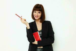 hermosa mujer en un negro chaqueta bloc escritura ideas aislado antecedentes foto