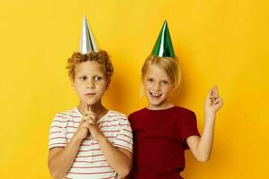 imagen de positivo chico y niña fiesta divertido con tapas en tu cabeza aislado antecedentes foto