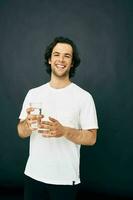 atractivo hombre transparente vaso de agua salud aislado antecedentes foto