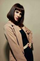 retrato de un mujer en un beige chaqueta elegante estilo posando aislado antecedentes foto