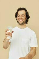 atractivo hombre vaso de agua en su manos emociones posando estilo de vida inalterado foto