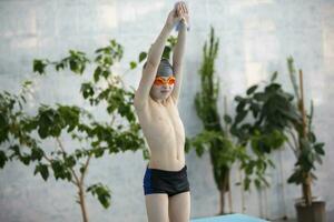 chico en un nadando gorra en el Deportes piscina. foto