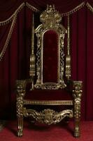 rojo real silla en un antecedentes de rojo cortinas sitio para el rey. trono foto